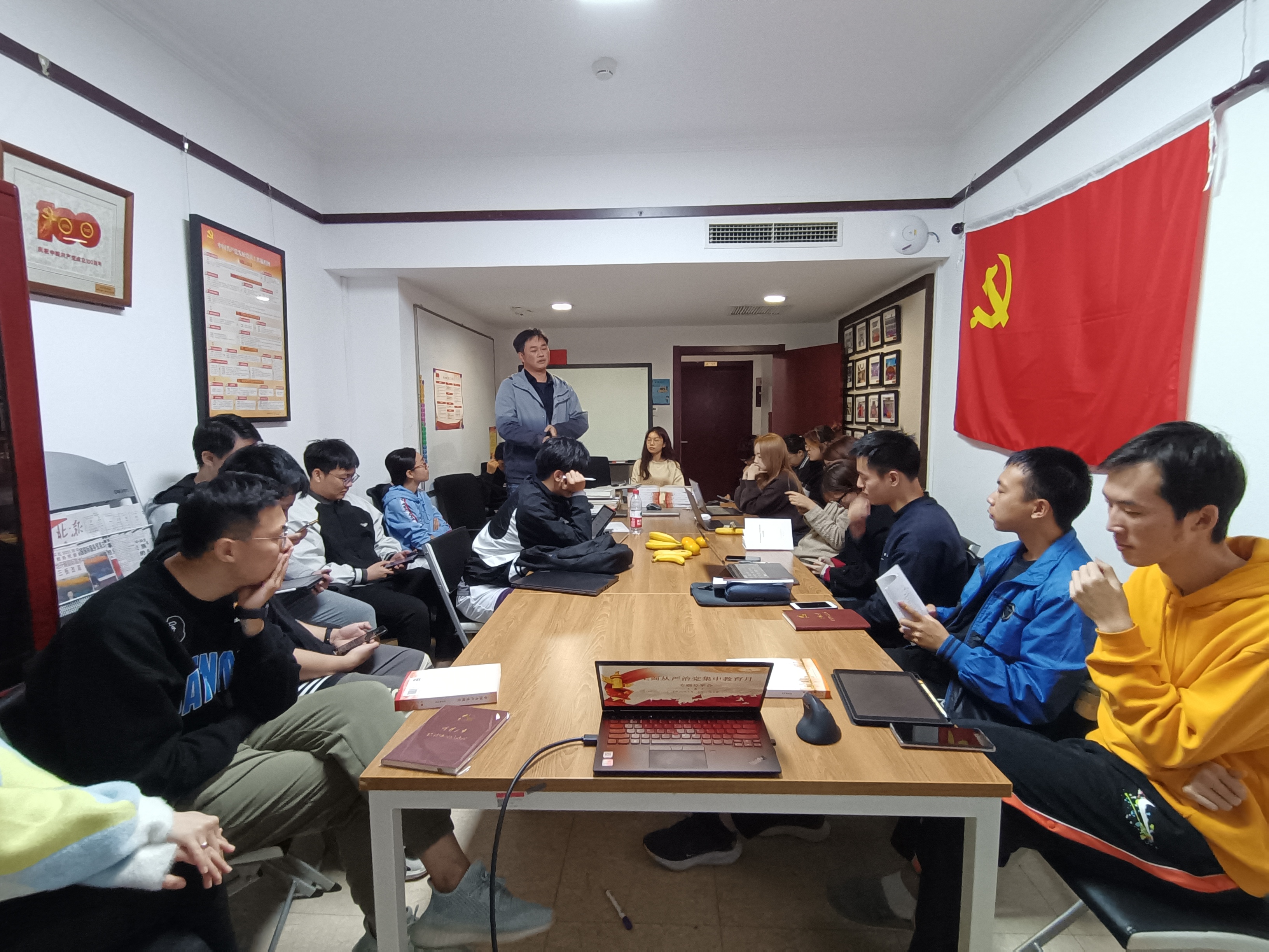 图为同学分享学习心得.jpg 图为同学分享学习心得.jpg