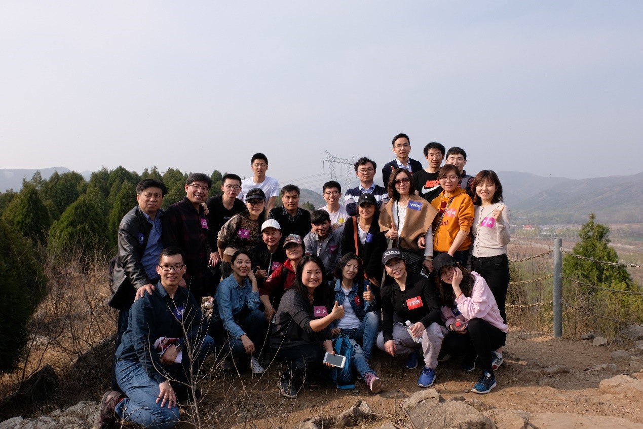 金硕183党支部与金媒六党支部在山顶留念.jpg 金硕183党支部与金媒六党支部在山顶留念.jpg