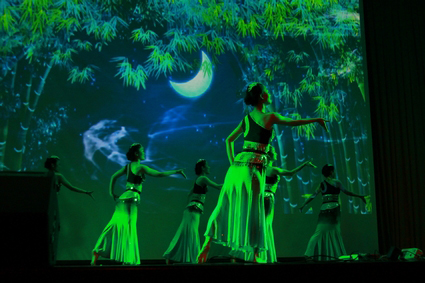 图为舞蹈“月光下的凤尾竹”