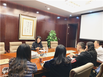 盛梅对同学们进行辅导_副本.jpg