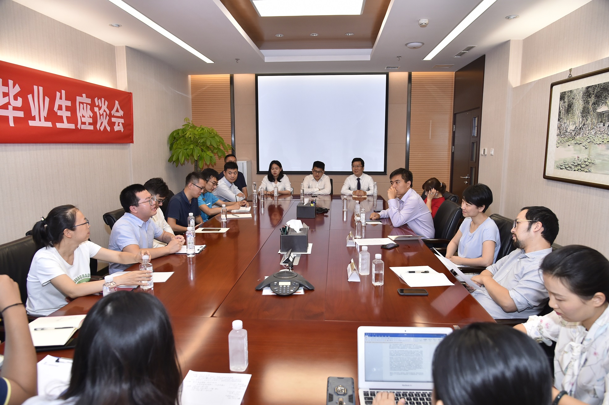 图为座谈会现场.JPG